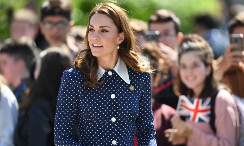Kate Middleton recicla la camisa de lunares que 'comparten' las reinas