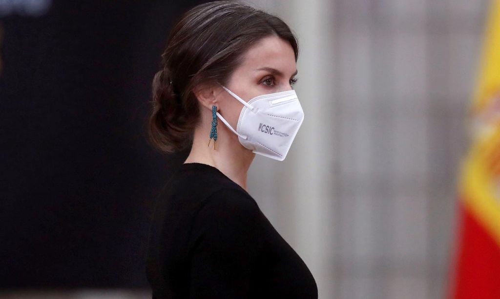 En forma de cordón o con símbolos ocultos: los pendientes más virales de las 'royals'