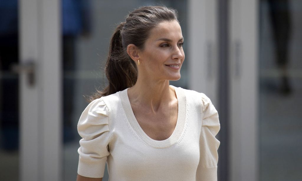 Doña Letizia, la reina que triunfa con pantalones 'wide leg' de tendencia