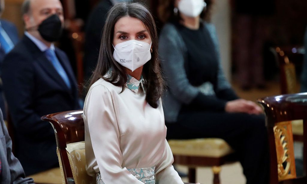 La Reina recupera su exclusiva falda 'mantón de Manila' de significativo color