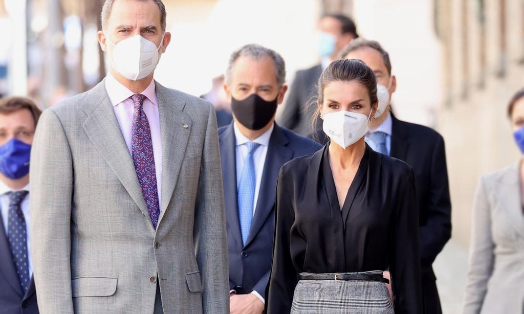 Doña Letizia desvela tres formas infalibles de sacar partido a una falda rebajada