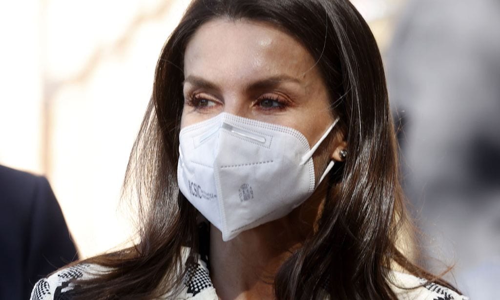 La Reina transforma su chaqueta-joya con los pantalones 'culotte' que más estilizan