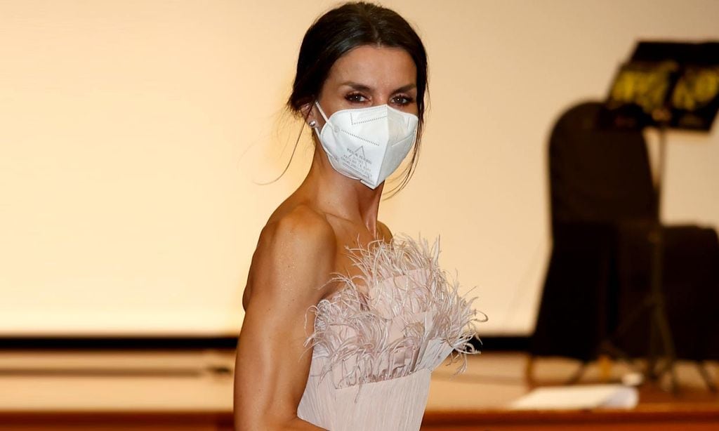 Doña Letizia impacta en Andorra con su delicado corsé de plumas