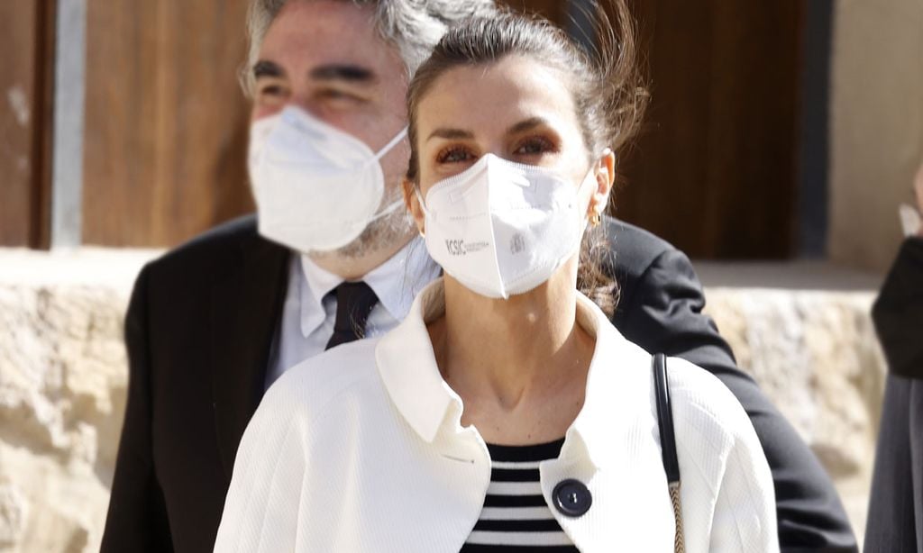 La Reina actualiza su chaqueta de hace 13 años con 'slingbacks' de tendencia
