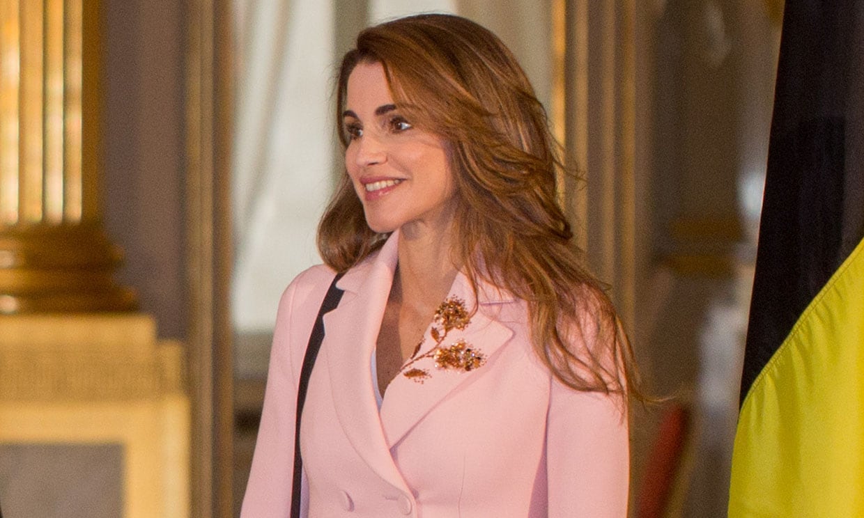 Rania se 'apunta' al club de las reinas y princesas que triunfan con el traje rosa