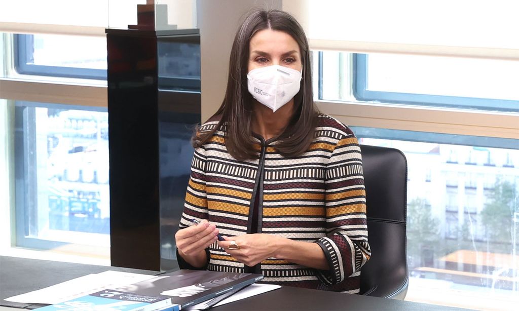 La Reina da una nueva vida con pantalones blancos a su chaqueta viral de 2015
