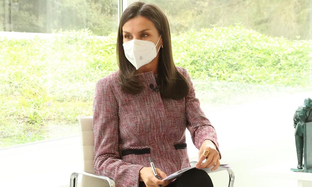 La Reina recupera el truco de las 'royals' para innovar con traje de chaqueta