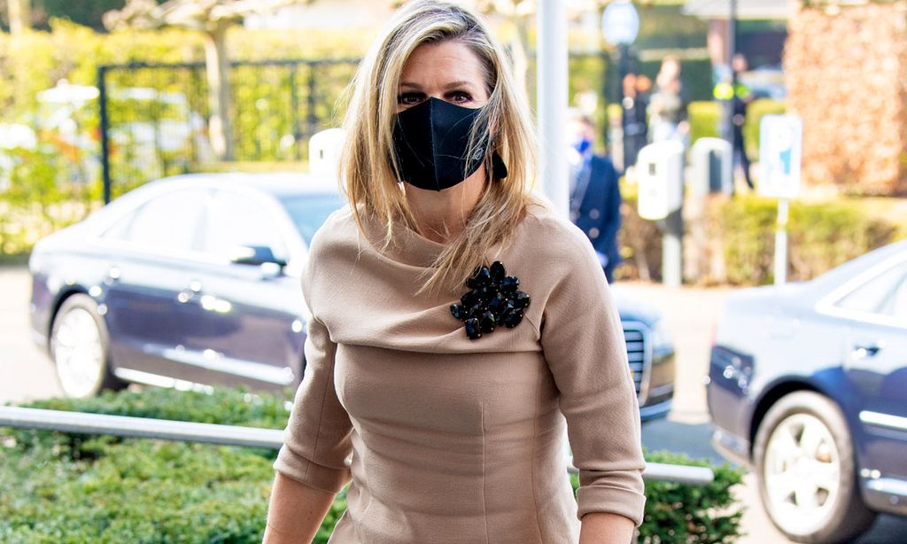 Máxima recupera el 'look palazzo' con el que parece más alta