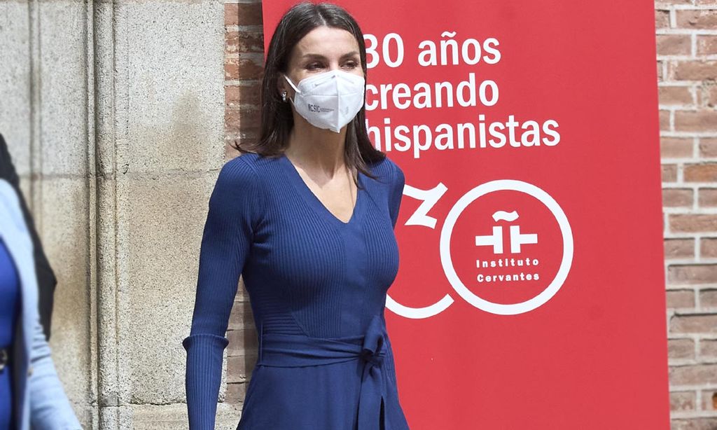 El vestido 'navy' de la Reina que hace cintura de avispa y es superfácil de combinar