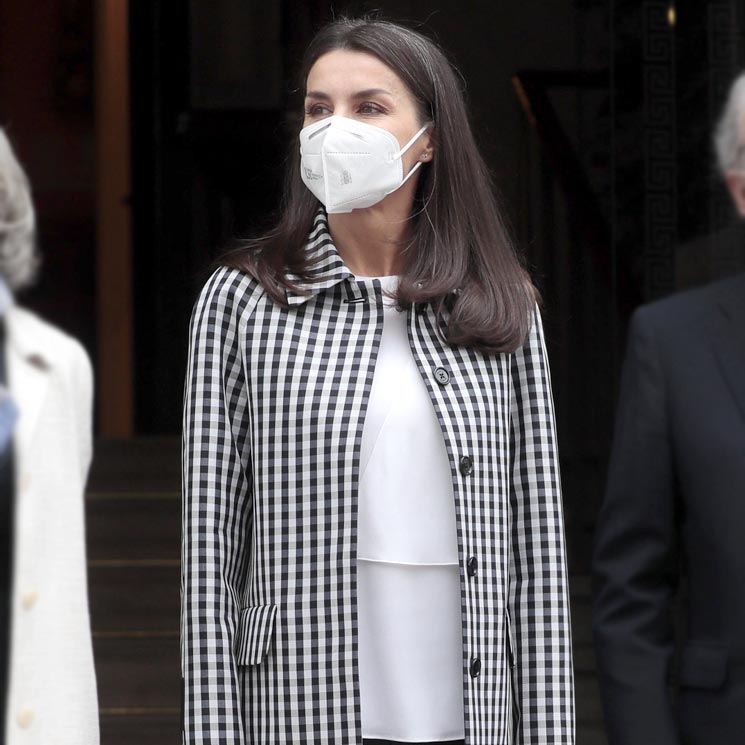 La Reina, pura tendencia con nuevo abrigo de cuadros vichy y pantalones de cuero