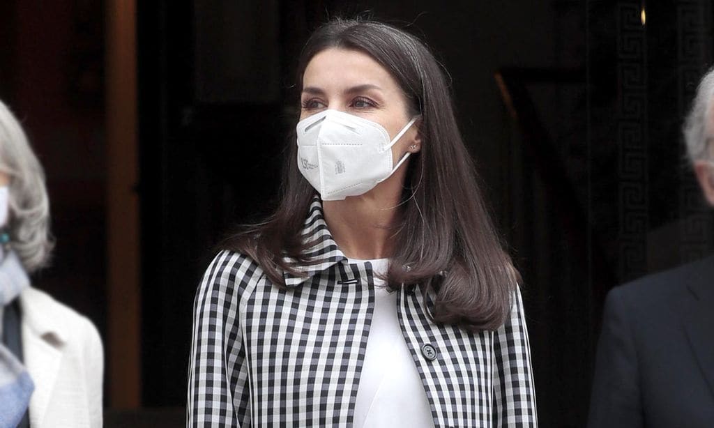 pueblo Descompostura Estación de policía La reina Letizia y un look sin precedente con abrigo de cuadros vichy