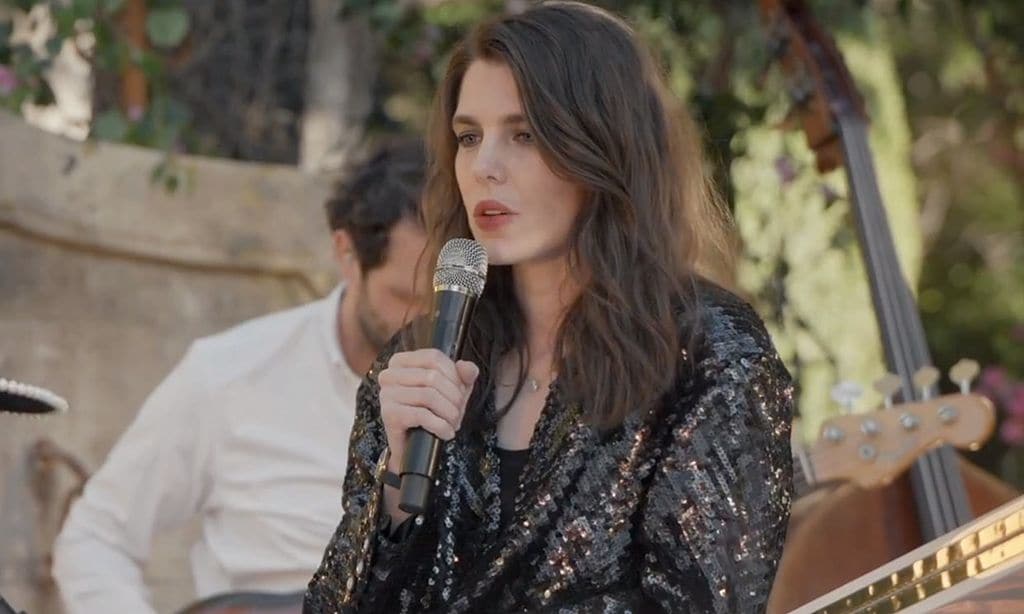 Carlota Casiraghi, una 'estrella del rock' con vaqueros entallados y blazer de lentejuelas