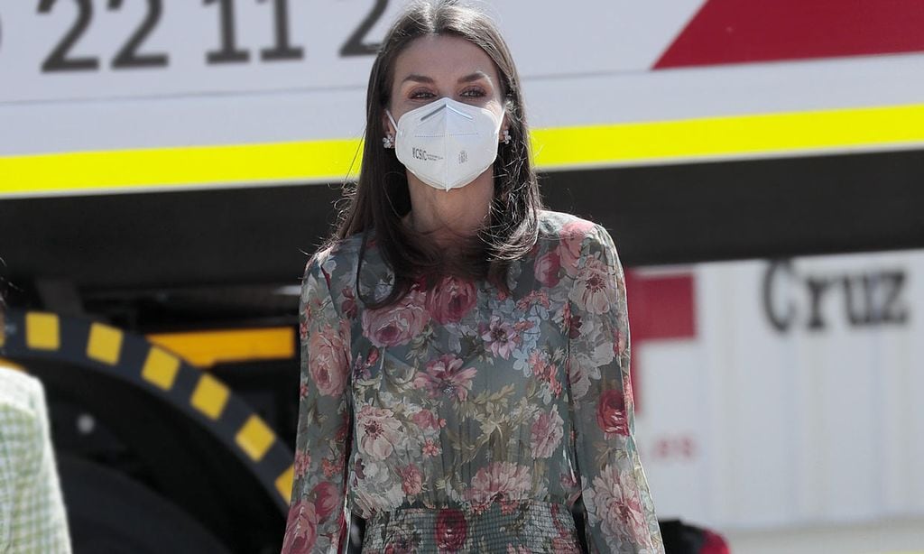 Doña Letizia recicla el vestido 'cintura de avispa' que compró en Zara hace 4 años