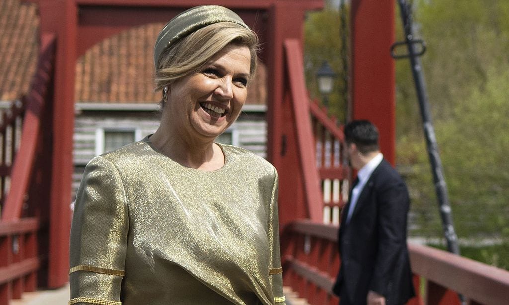Máxima de Holanda recupera el vestido con brazaletes dorados que estrenó hace dos años