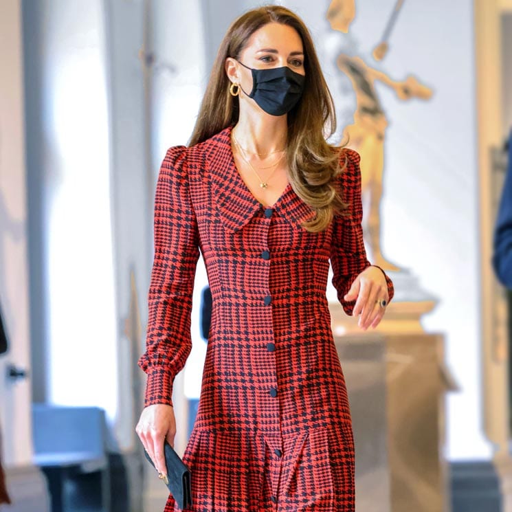 Kate Middleton espera un año para impactar con el vestido de cuadros que más favorece