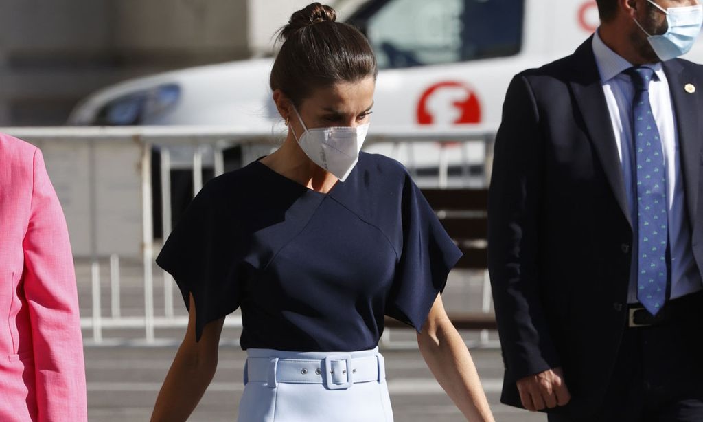 Doña Letizia recupera la falda lápiz con conexión 'royal' que lleva de invierno a primavera