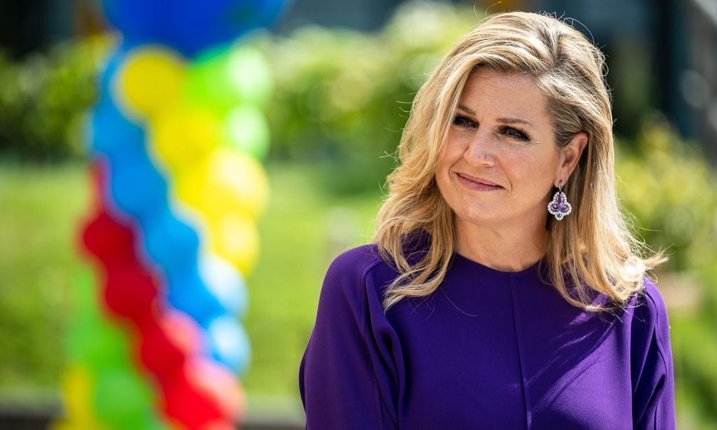 Máxima saca de palacio su vestido morado de Victoria Beckham