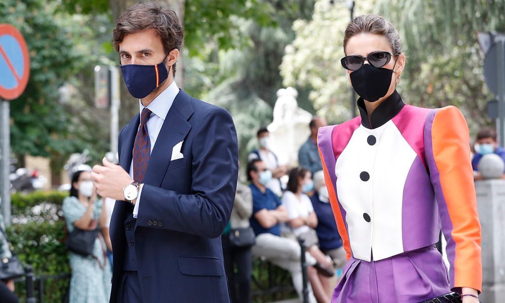 Alejandra Domínguez, una original invitada con traje sastre de Antonio García