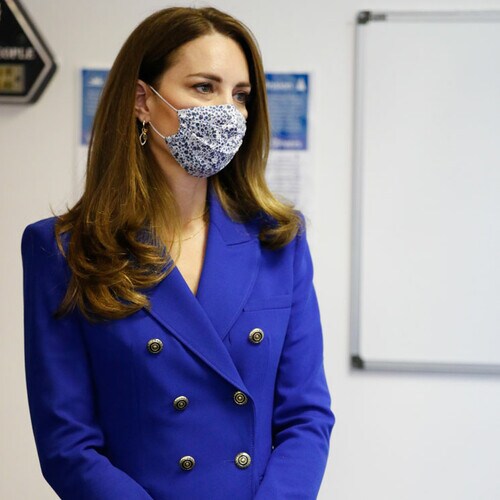 Kate Middleton recuerda a Diana con chaqueta azul de Zara y falda plisada
