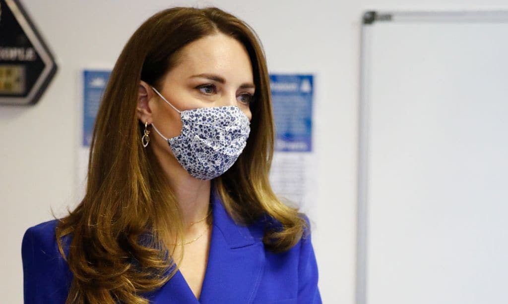 Kate Middleton recuerda a Diana con chaqueta azul de Zara y falda plisada
