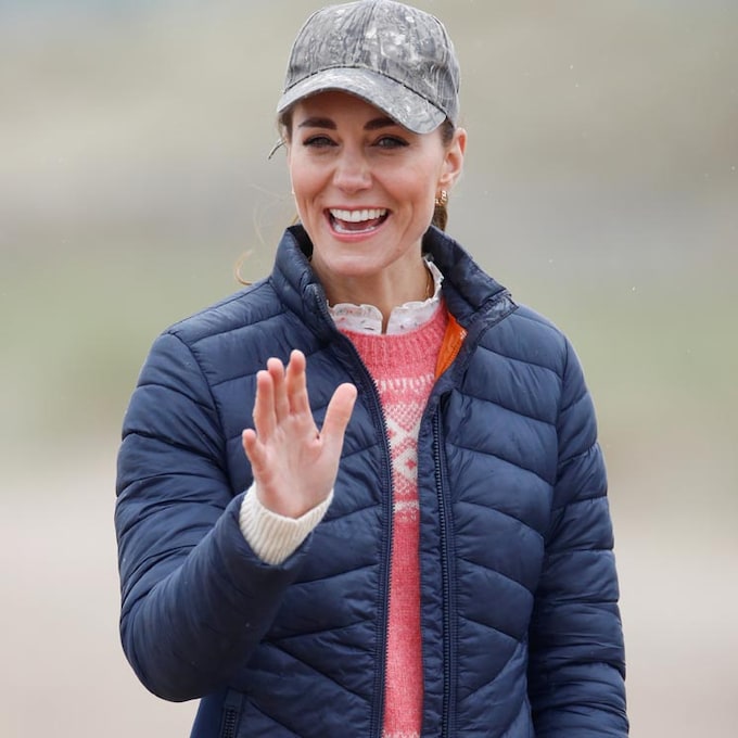 Kate Middleton, una 'royal' muy espontánea con gorra y vaqueros pitillo