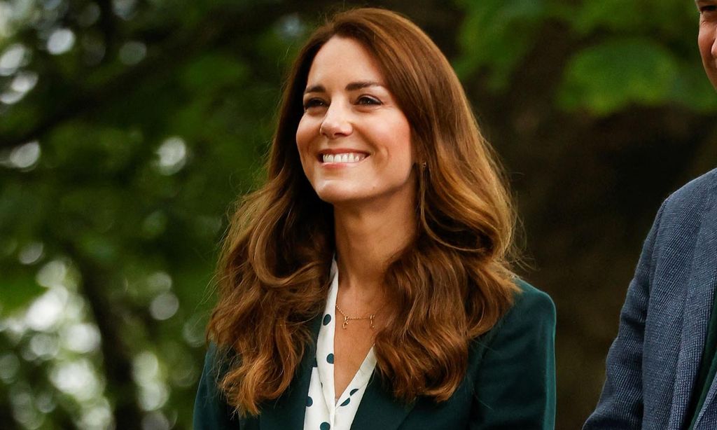 Las claves de Kate para rejuvenecer el traje de chaqueta: camisa estampada y zapatillas