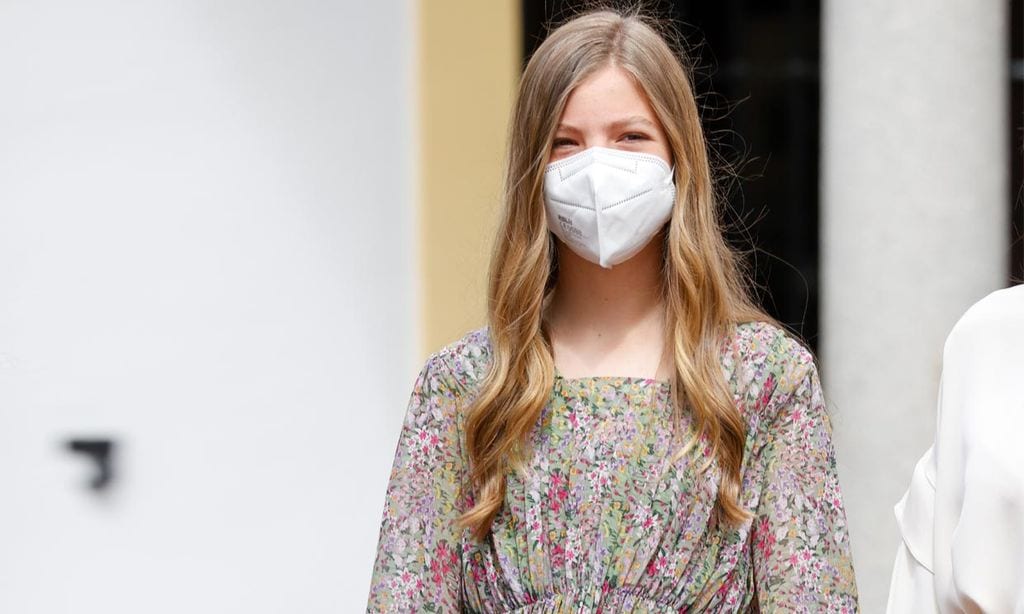 La infanta Sofía, más bohemia que nunca, elige un vestido rebajado en la Confirmación de su hermana