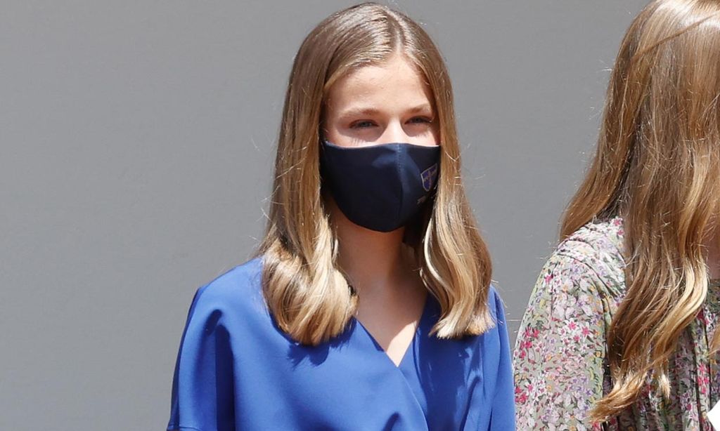 Confirmación de Leonor: la princesa estrena un vestido de efecto fajín y  sus primeros 'slingbacks'