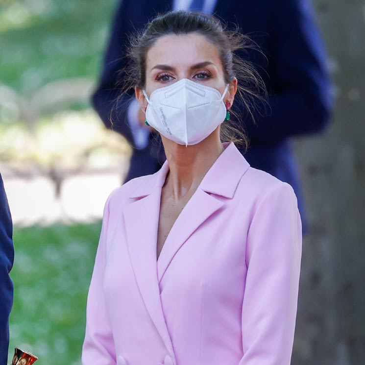 Doña Letizia 'se marca' un Kate Middleton con su nuevo abrigo-vestido rosa