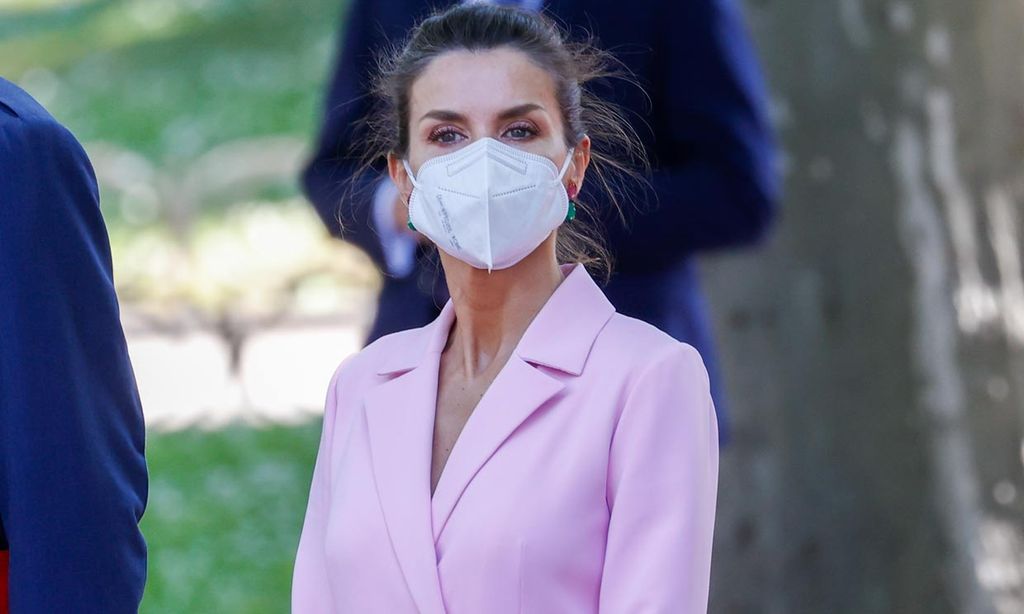 Doña Letizia con abrigo rosa