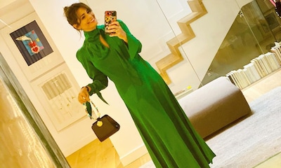 Nuria Roca nos propone un 'look esmeralda' para invitadas que prefieren los vestidos lisos