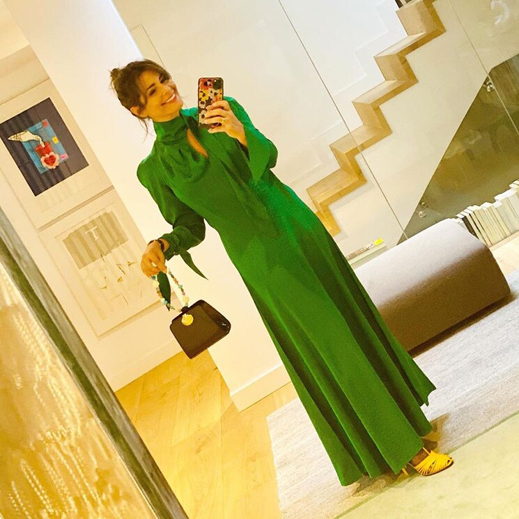 Nuria Roca nos propone un 'look esmeralda' para invitadas que prefieren los vestidos lisos