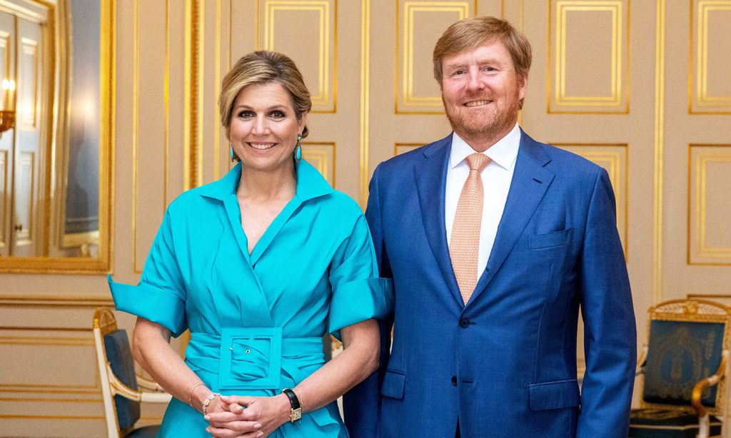 ¡Solo faltaba ella! Máxima estrena el camisero azul que fascina a las 'royals'
