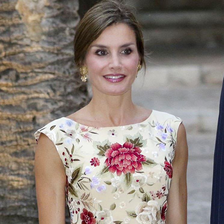 El vestido de Letizia que ya llevó la actriz Marta Nieto en los Feroz - YouTube