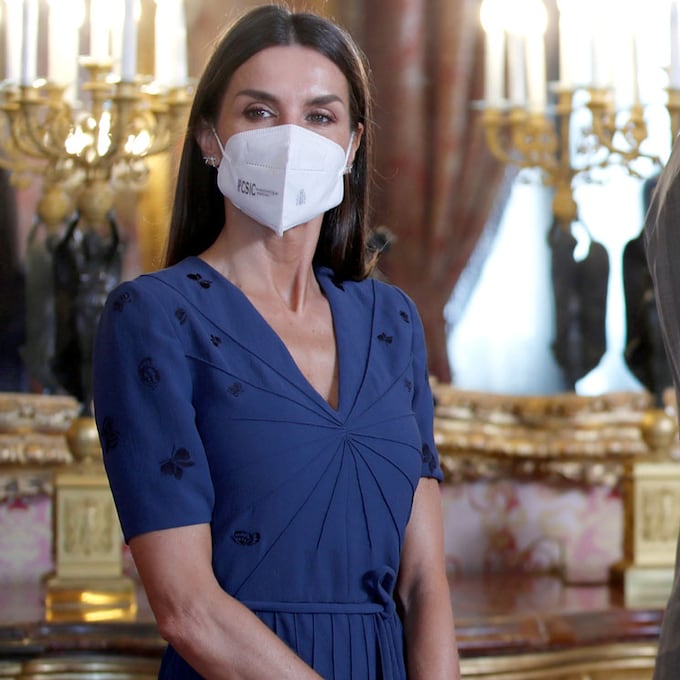 La Reina recicla su vestido italiano de mariposas y bordado mágico que siempre convence
