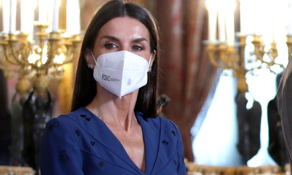 La Reina recicla su vestido italiano de mariposas y bordado mágico que siempre convence