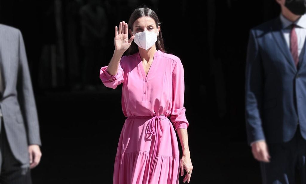 En color rosa y corte 'oversize', el nuevo vestido de la Reina con el que arriesga y gana