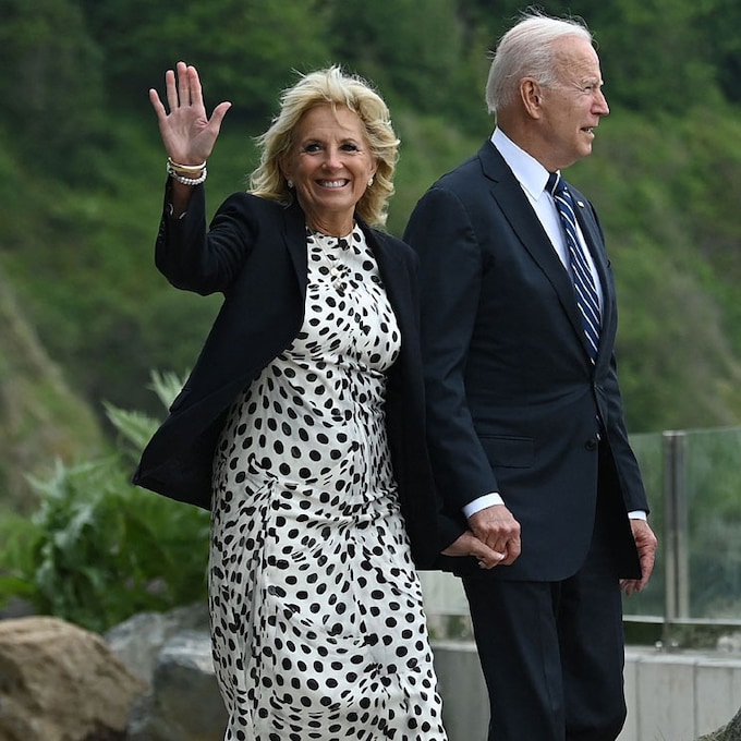Jill Biden recuerda la polémica chaqueta con mensaje de Melania, pero con diferente resultado
