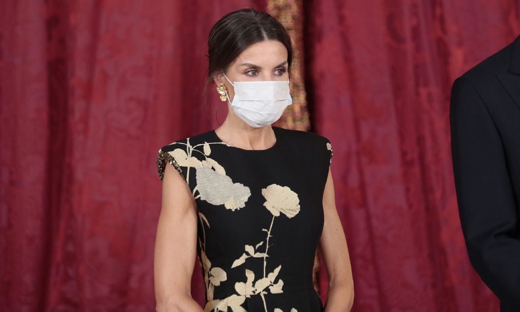 La Reina recupera su vestido de inspiración oriental con estampado dorado