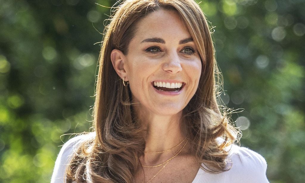Las sencillez de Kate, la clave del éxito: un básico muy fácil de copiar y dos joyas estratégicas