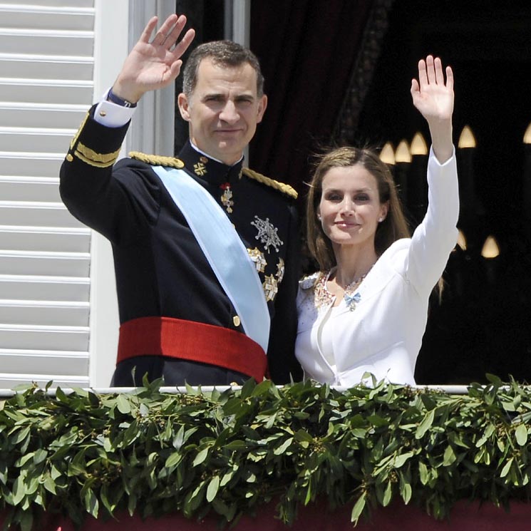 El primer look de doña Letizia como Reina: un Varela decisivo en su estilo 