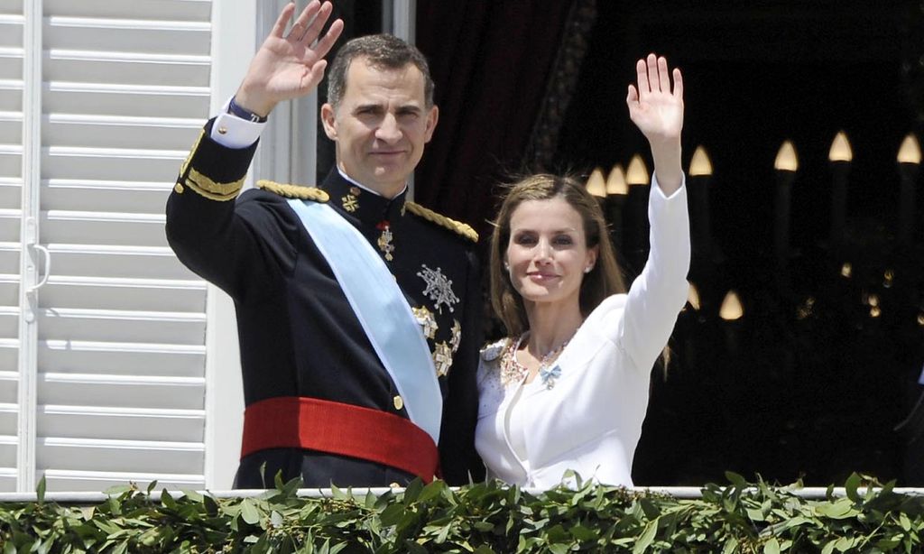 ¡Hace justo 7 años! El inolvidable (y rico en detalles) primer look de doña Letizia como Reina