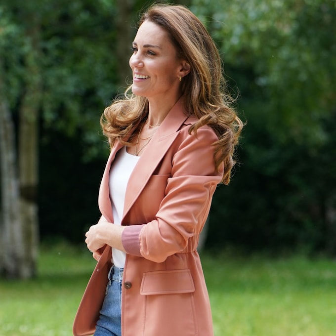 Kate innova con una original chaqueta 'cargo', vaqueros y pendientes de 16 euros