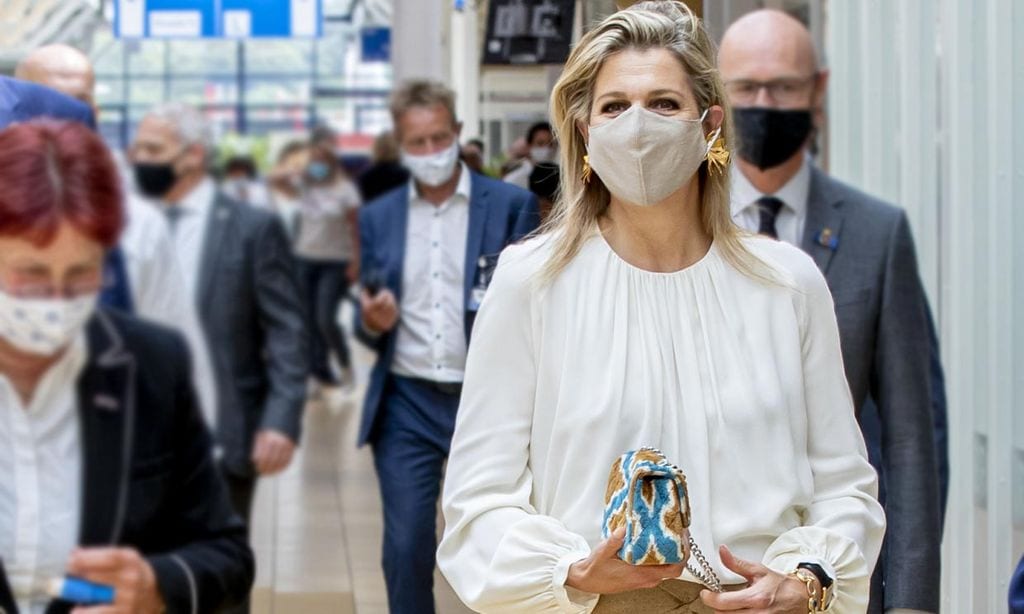 El bolso 'tie-dye' de Máxima de Holanda que lo cambia todo