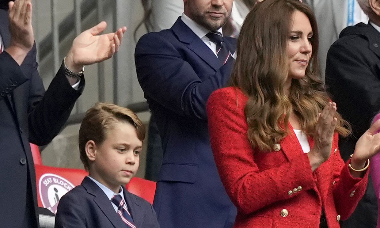 Kate Middleton luce una americana roja rebajada con botones dorados de Zara