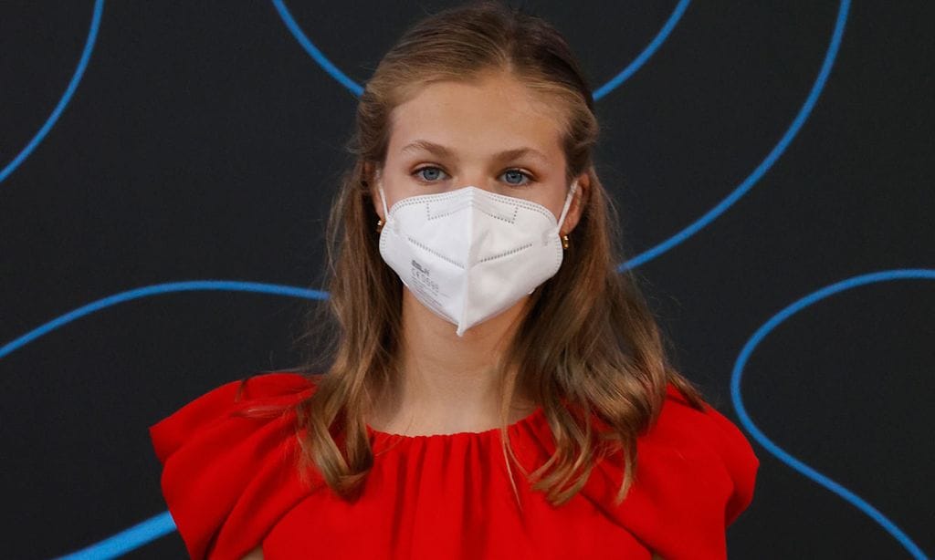 Leonor estrena en Barcelona un vestido 'rojo Letizia' de hombros abullonados