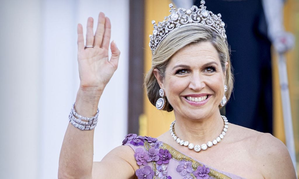 Máxima vuelve a transformar la imponente tiara Estuardo en un look de gala con bordados 3D