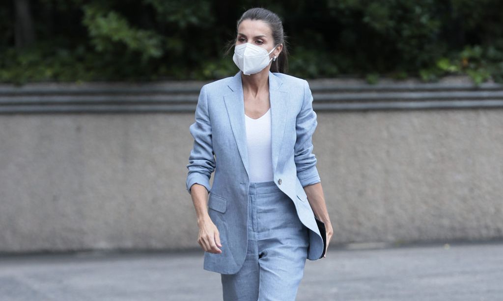 La Reina tarda un año en estrenar el traje de lino azul que es perfecto para verano