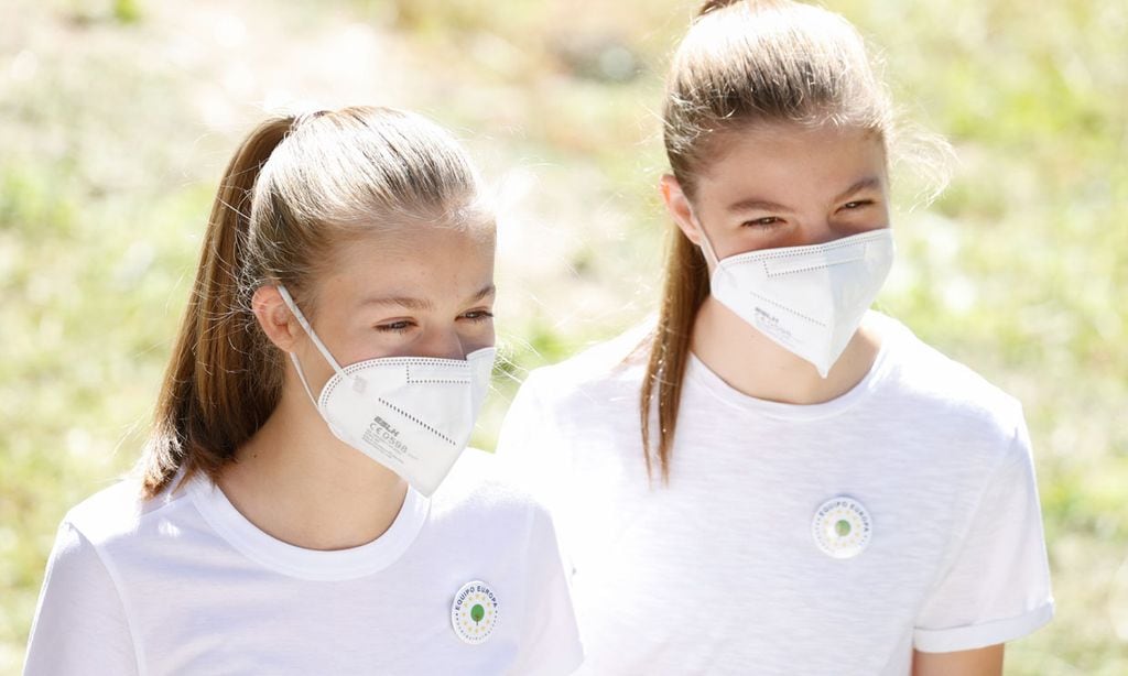 Con camiseta y vaqueros, Leonor y Sofía se coordinan con básicos en un acto sin precedentes