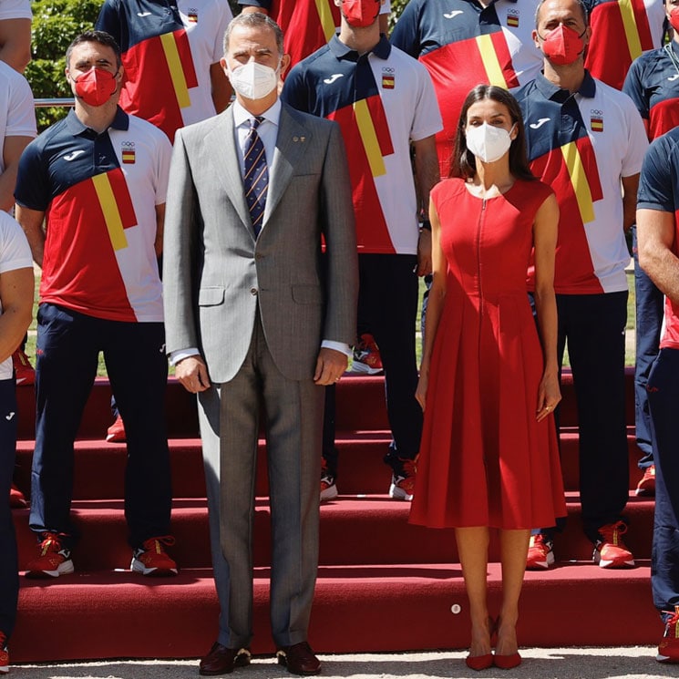 Doña Letizia no arriesga y gana con su vestido rojo infalible